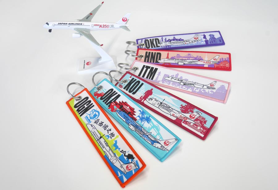 JAL、機内配布のフライトタグの販売開始 空港売店「JAL PLAZA」で