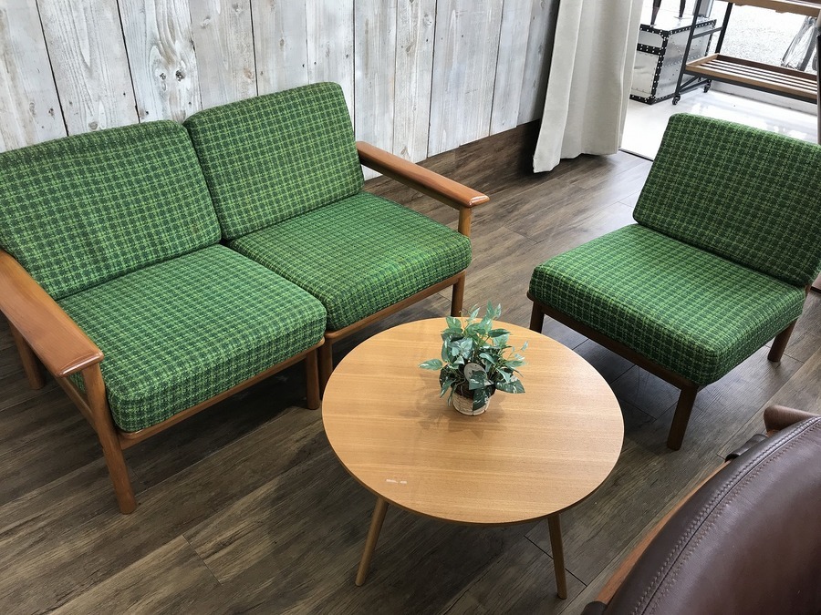 KOSUGA（コスガ）】ミッドセンチュリーデザインのセパレート式3人掛け