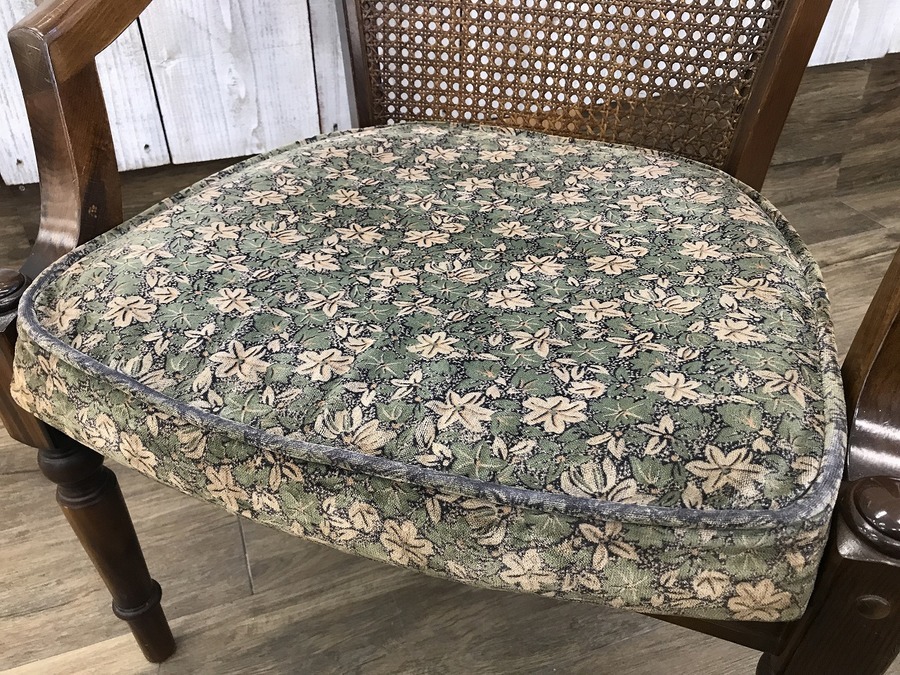 Karimoku（カリモク）】アンティークデザインの肘掛椅子（コロニアル