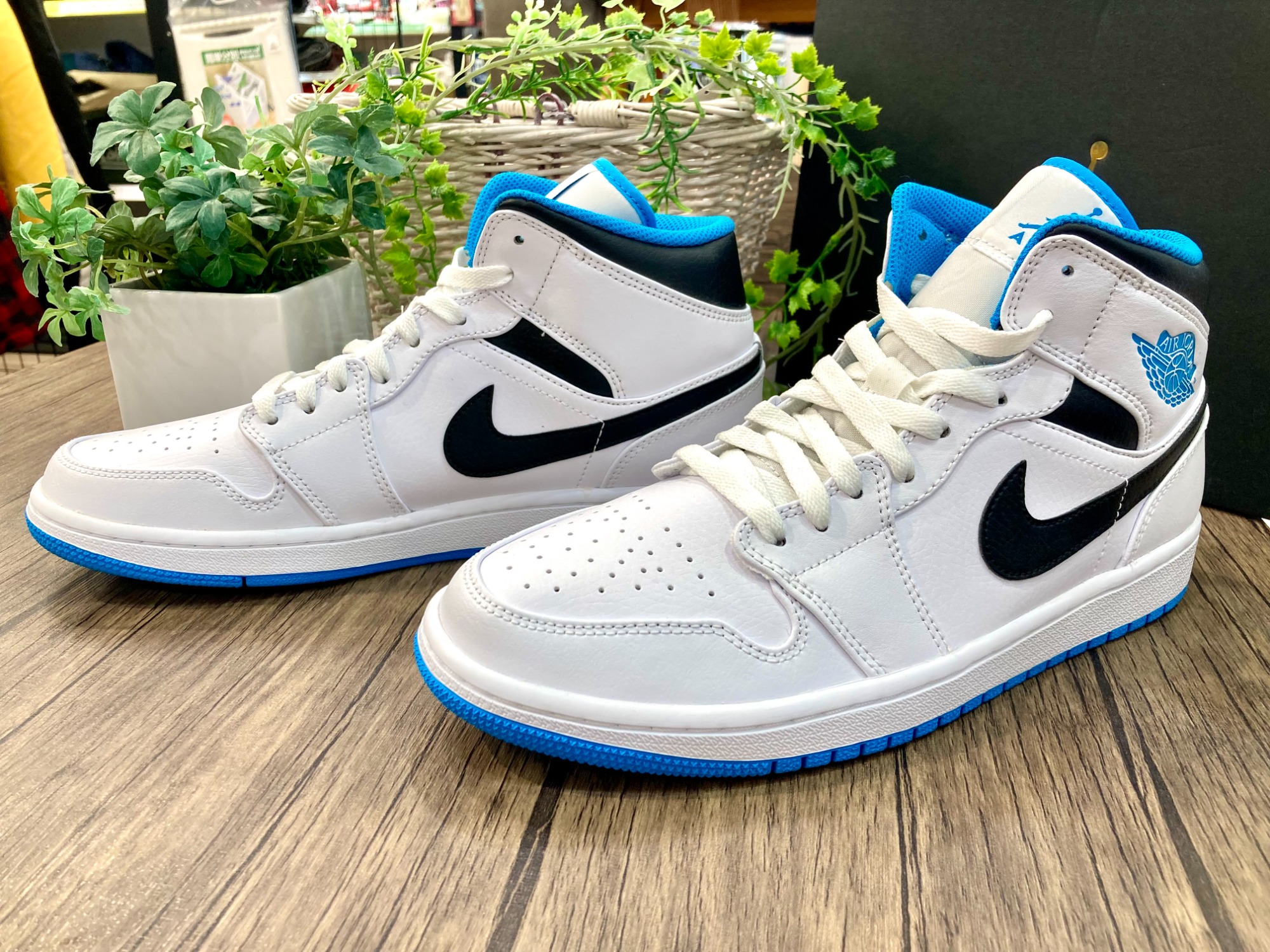 NIKE Air Jordan(エアジョーダン) 1ミッドスニーカー 