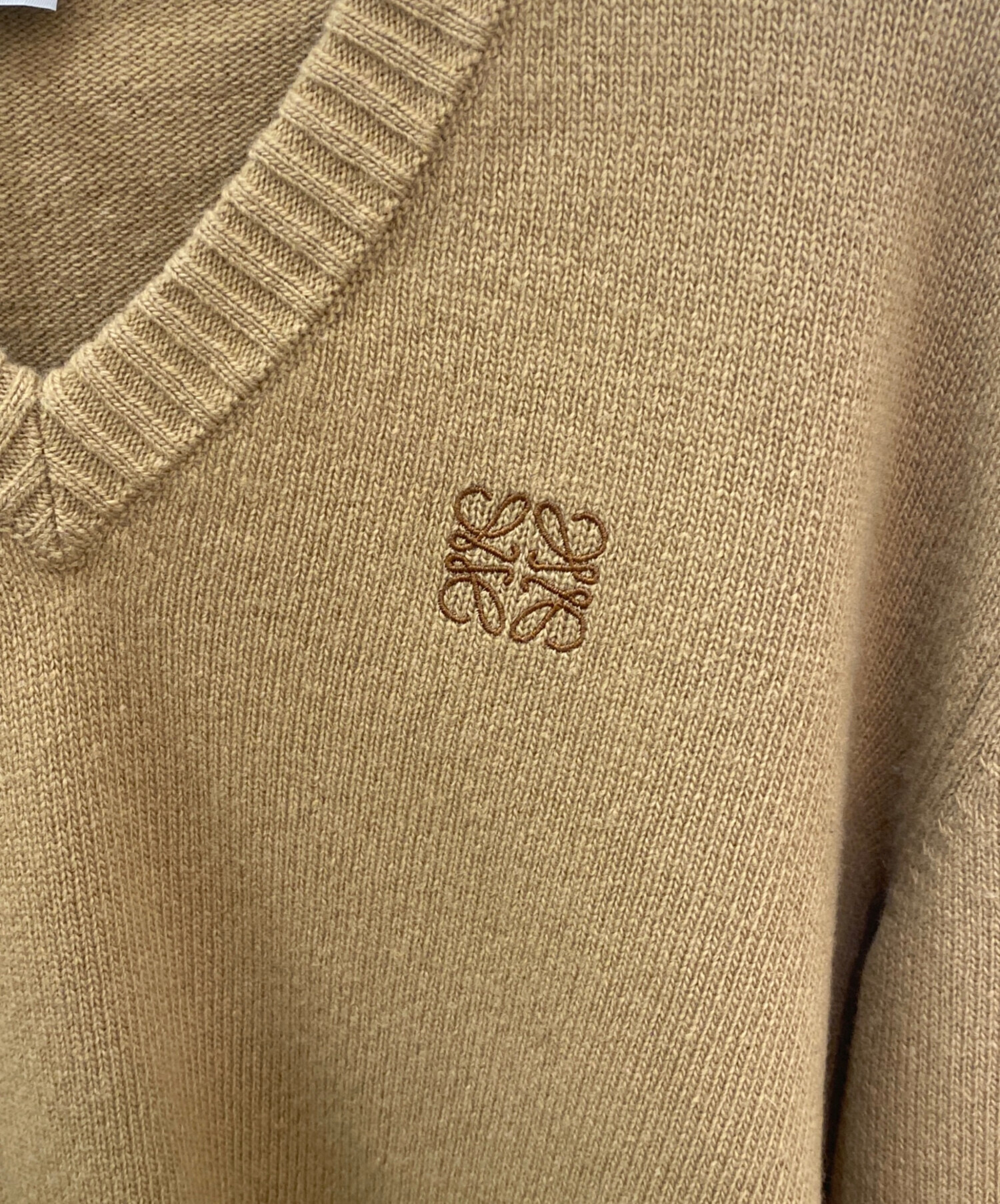 中古・古着通販】LOEWE (ロエベ) アナグラムVネックニット ブラウン