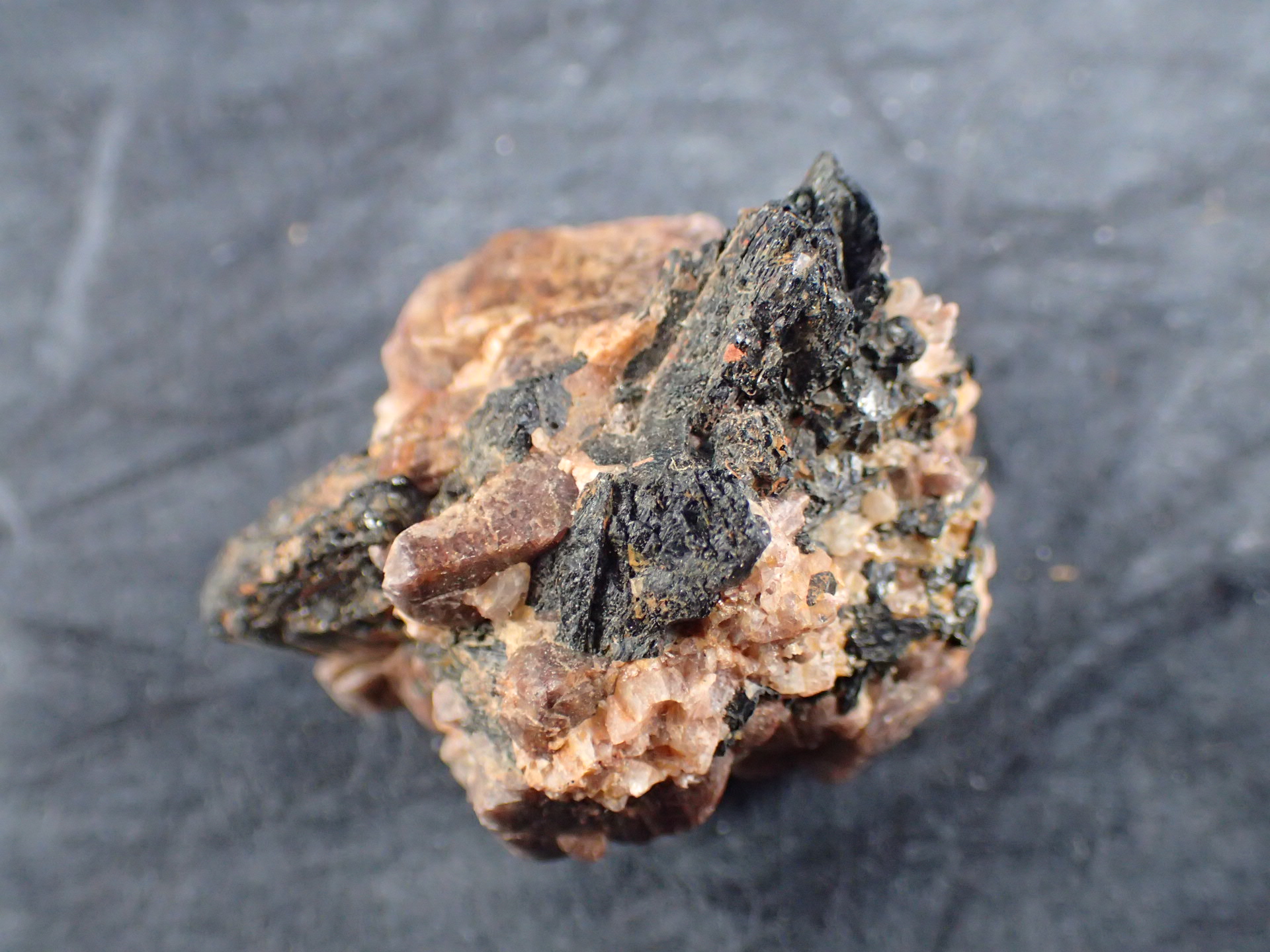 ジルコン結晶（Zircon)（ヒアシンス） Kipawa River Area, Quebec