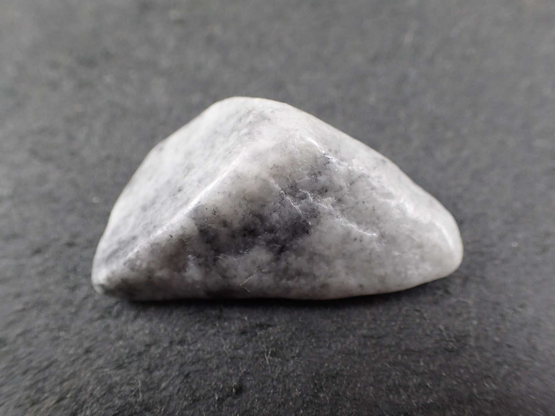 最高品質グレー糸魚川翡翠(Itoigawa Jade) 新潟県糸魚川市産 ｜石の