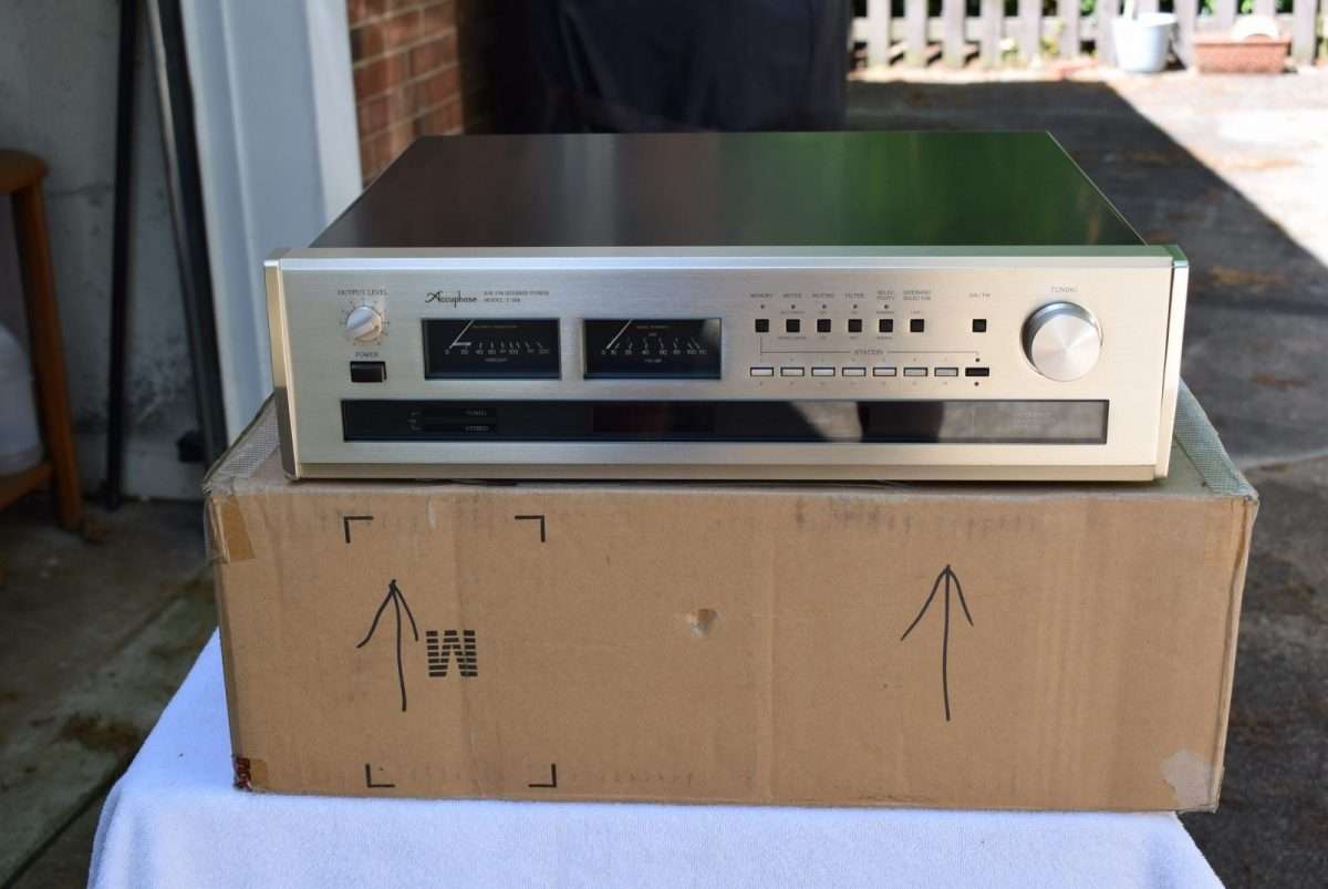 Accuphase Tuner - Model: T-106 | Vintage Audio Exchange