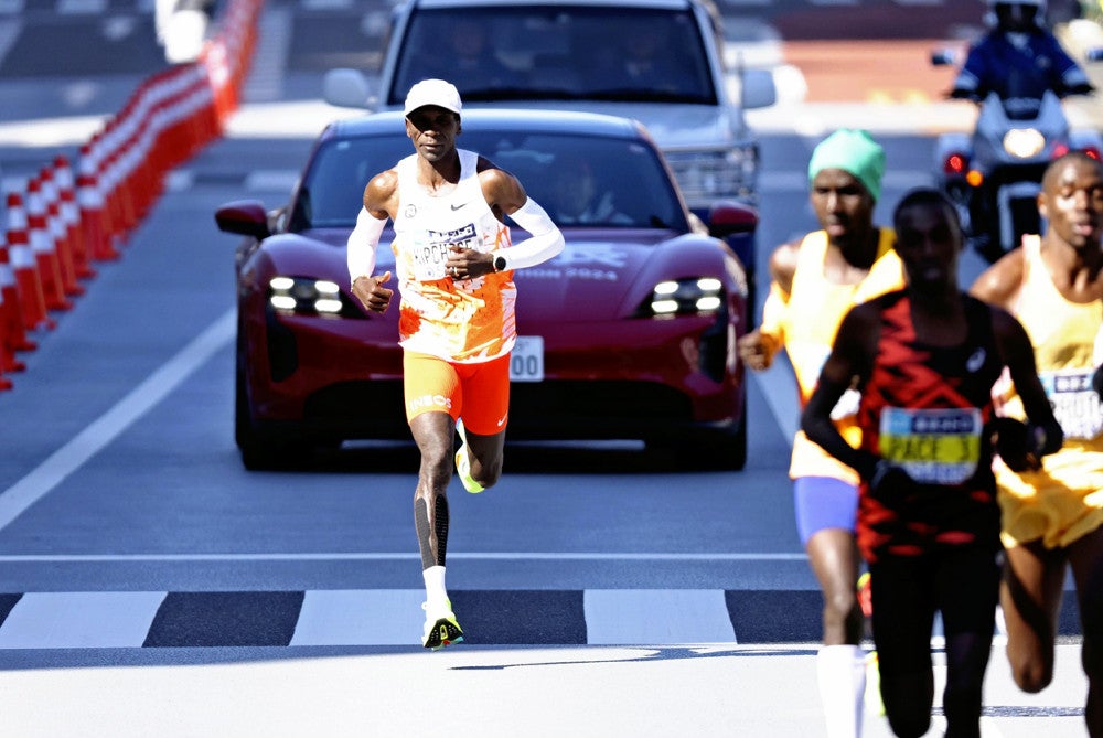 オリンピック:五輪3連覇狙うキプチョゲがまさかの失速…20キロ手前で