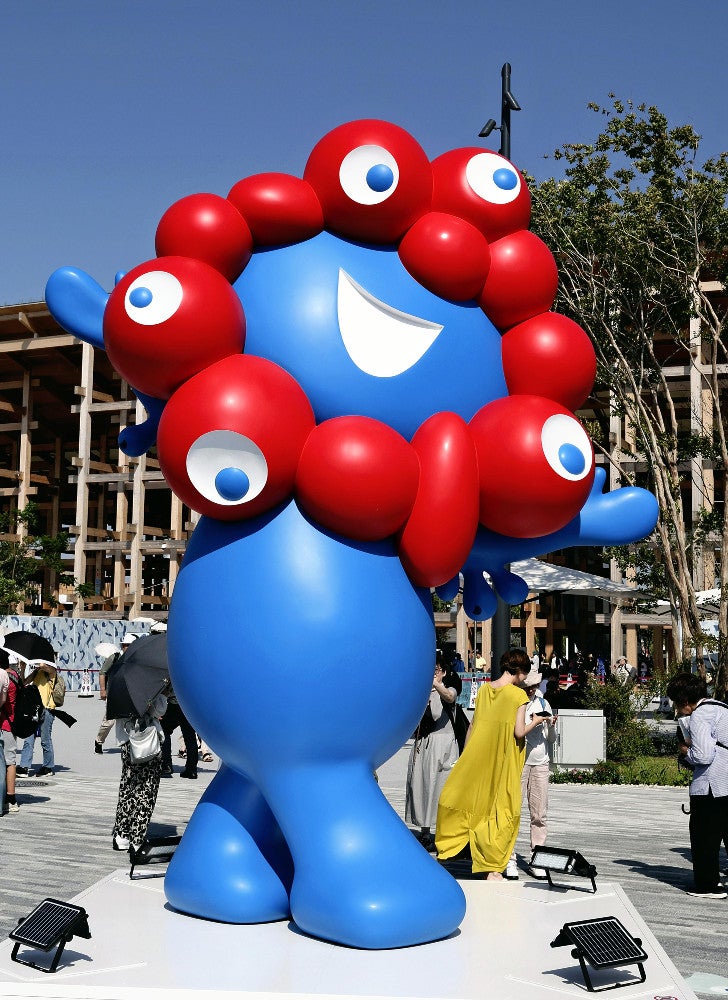 大阪万博:万博会場の「ミャクミャク」像、落札価格157万円以上で