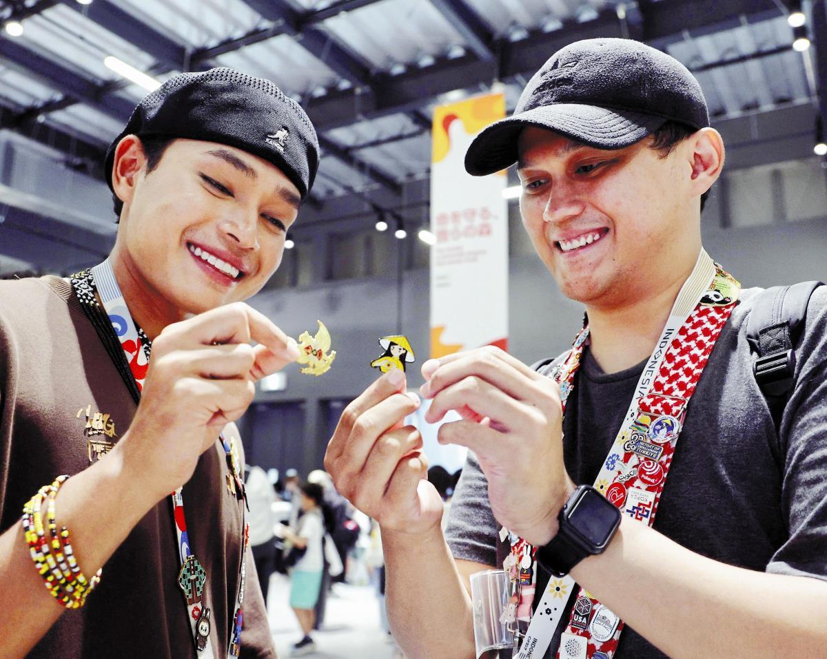 大阪万博:バッジ交換で世界と友達…万博会場でスタッフも来場者も