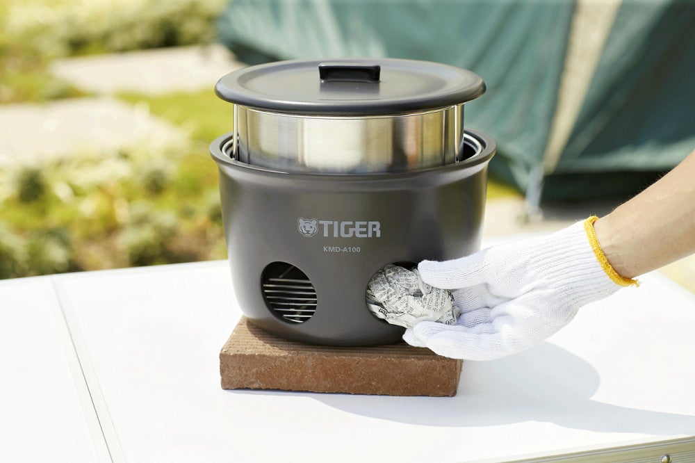 新聞紙で炊飯できる「魔法のかまどごはん」、タイガー魔法瓶が発売