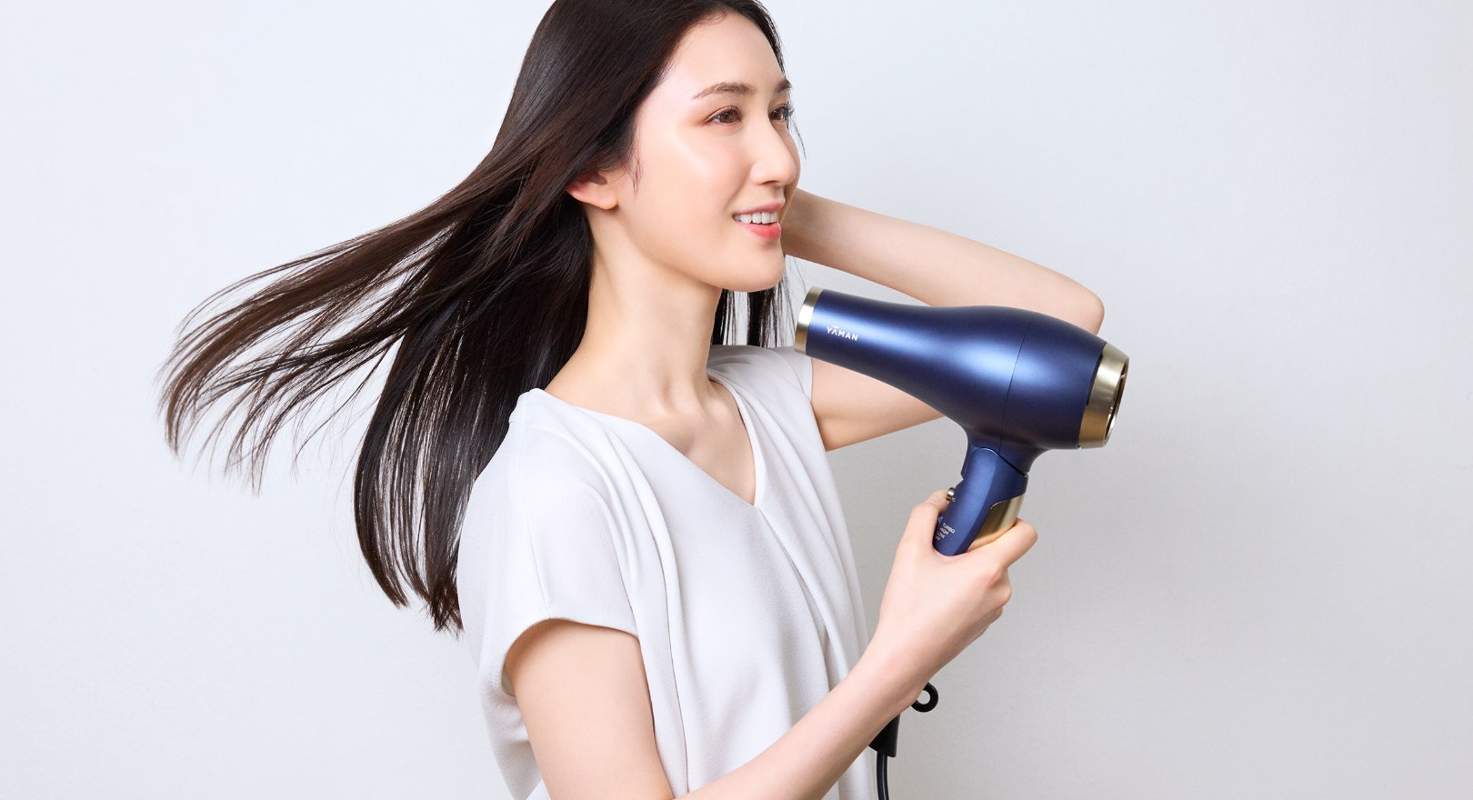 手ぐしブローでまとまる、うるツヤ髪に ブライトドライヤーフォト