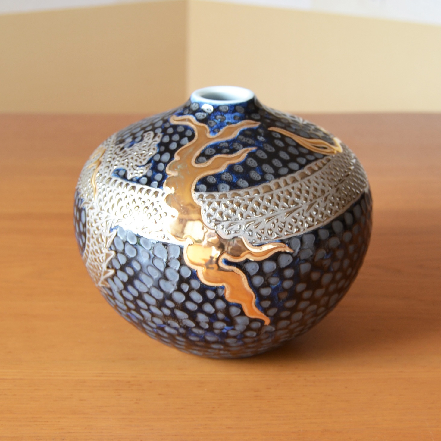 有田焼やきもの市場 | 有田焼 鉄釉 プラチナ彩 龍絵 小花瓶 藤井錦彩