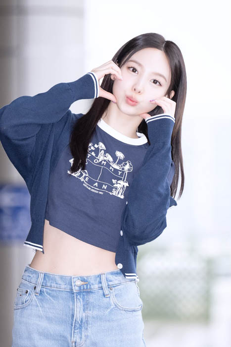 TWICE ナヨンがトミー ジーンズのサマーコレクションを着用して登場