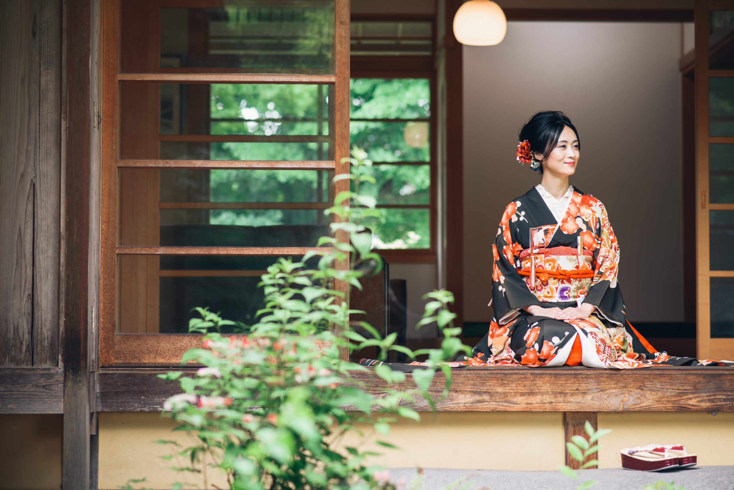 花嫁必見】格式と歴史が織り成す美！婚礼衣装「黒引き振袖」の魅力を