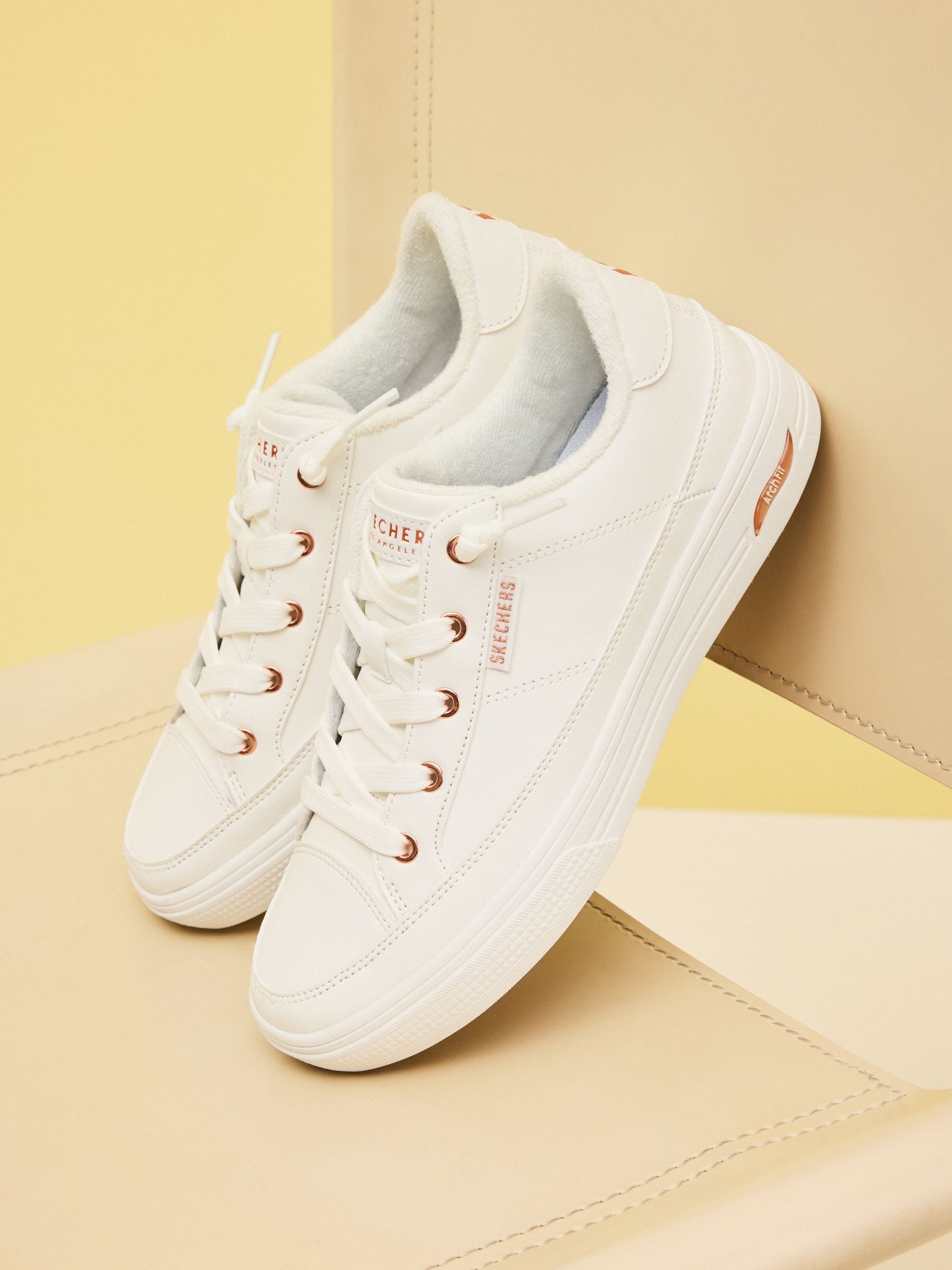 Next：日本 ホワイト ポリウレタン - Skechers Arch Fit Arcade