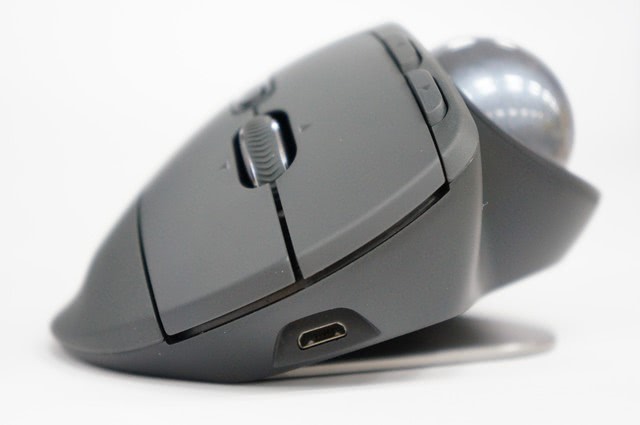 ロジクールが7年ぶりの新トラックボールマウス「MX ERGO」、腕の負担を
