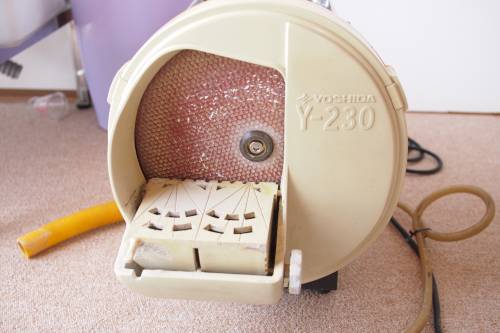 歯科技工】モデルトリーマー Y-230を設置する。散水用ホースで接続しま