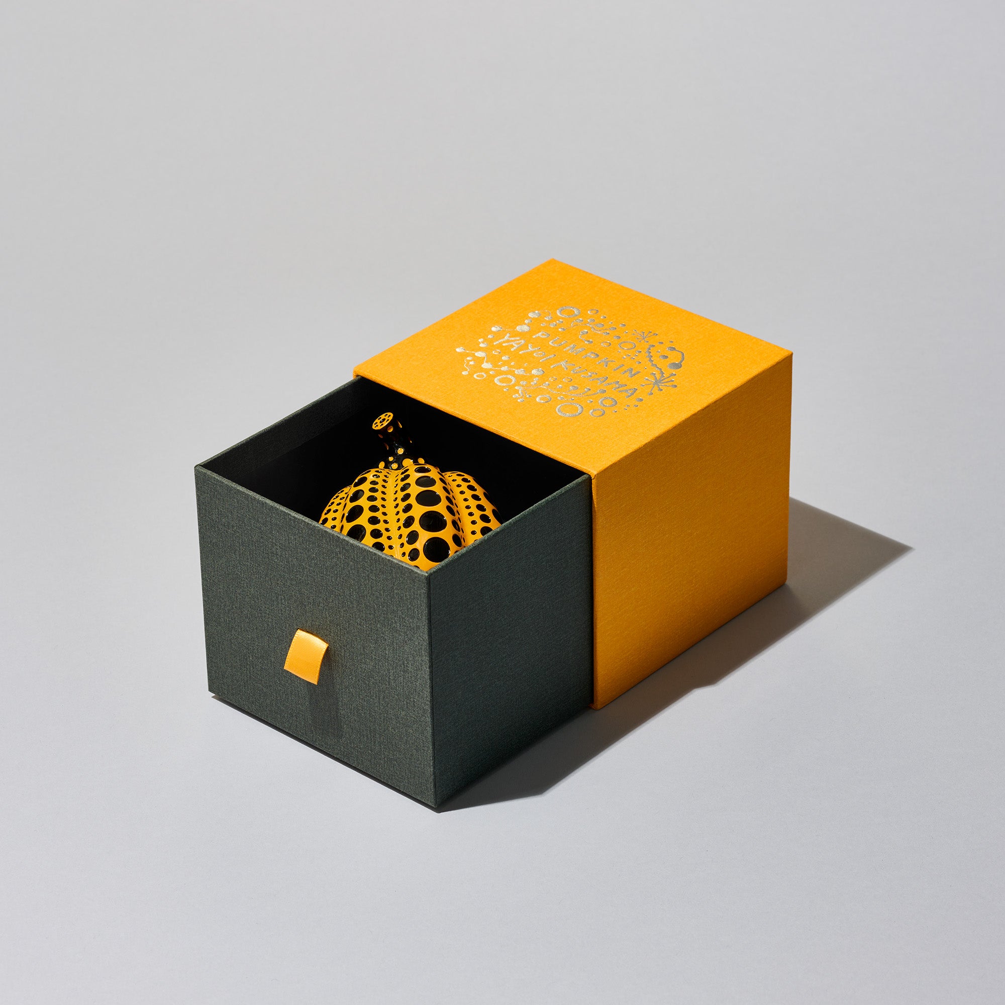 オブジェ かぼちゃ（黄黒）｜草間彌生 アートグッズ公式オンラインストア