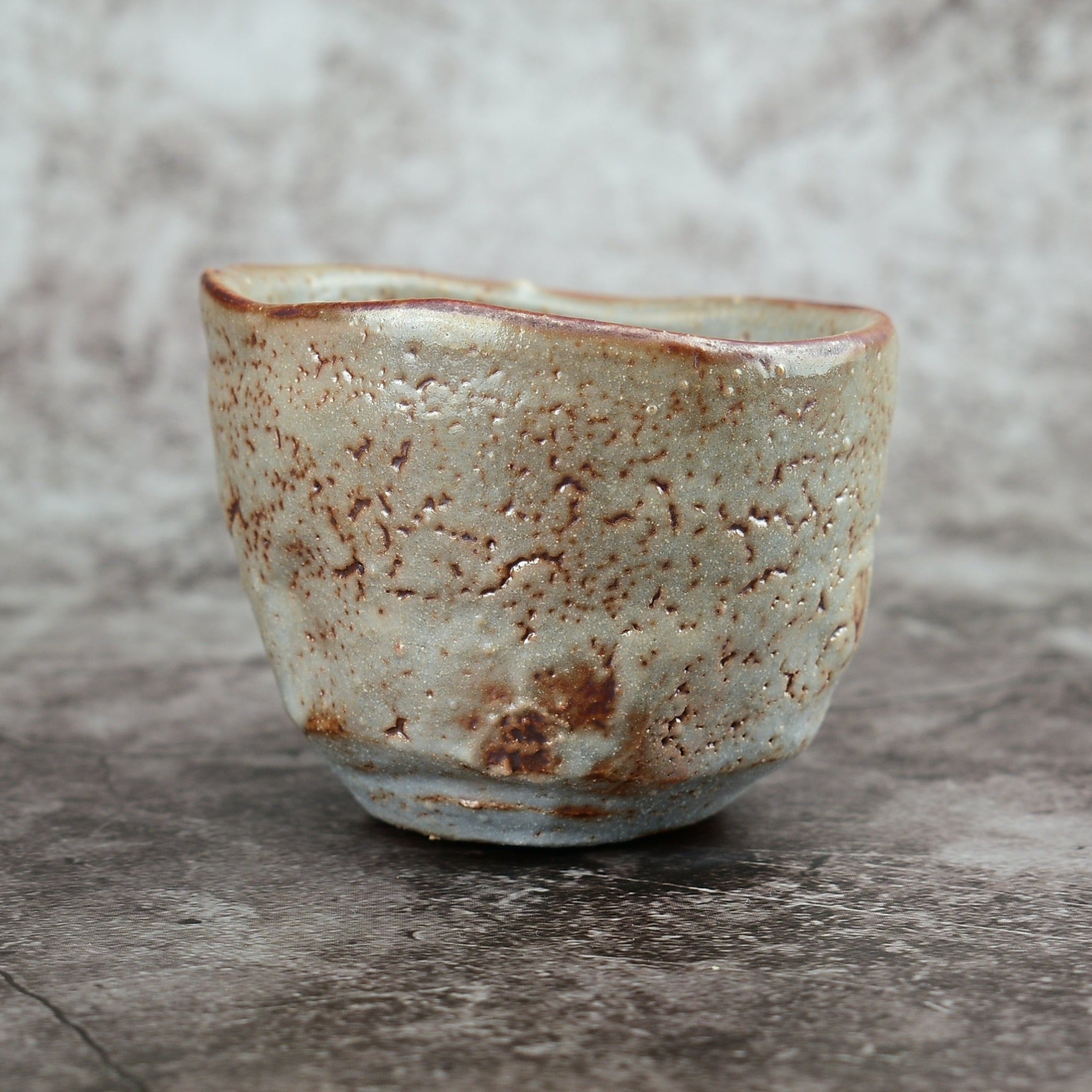 鼠志野 ぐい呑 – 土渕善亜貴