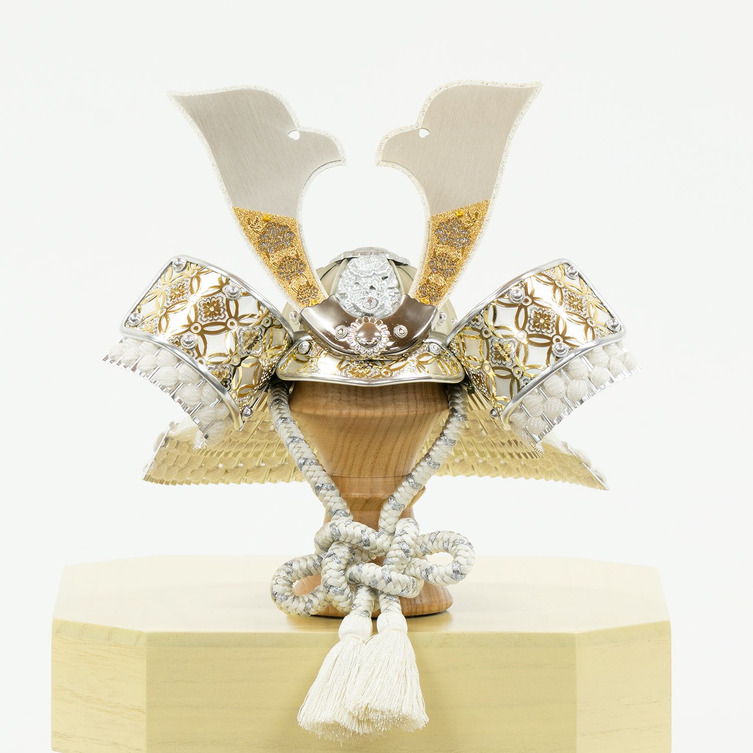 五月人形】兜7号収納箱飾り 楽 | 雛人形（ひな人形）・五月人形の吉徳