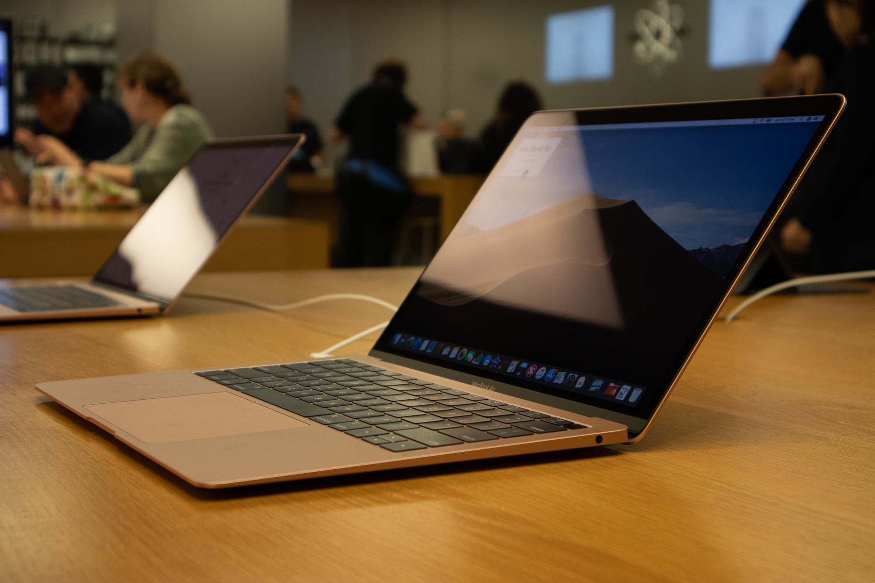 MacBook」キーボードバックライトが光らない！故障ではなく設定のせい