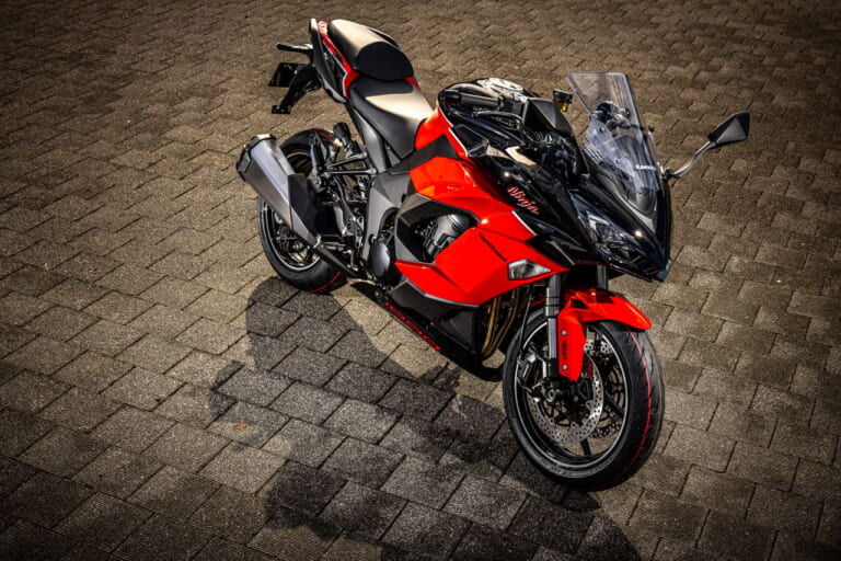 トップガンの赤黒＆ZXRカラー!! カワサキの「ニンジャ」40周年記念