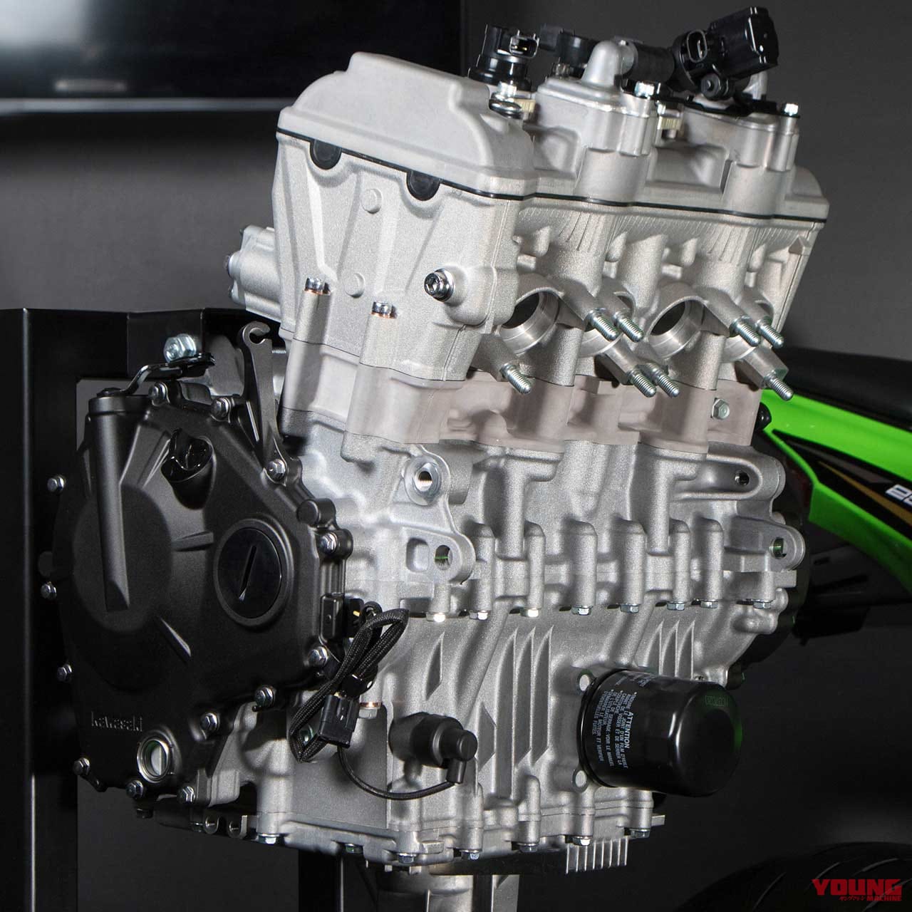 画像 No.1/11] ニンジャZX-25R 官能スクリーミング直4エンジンはクラス