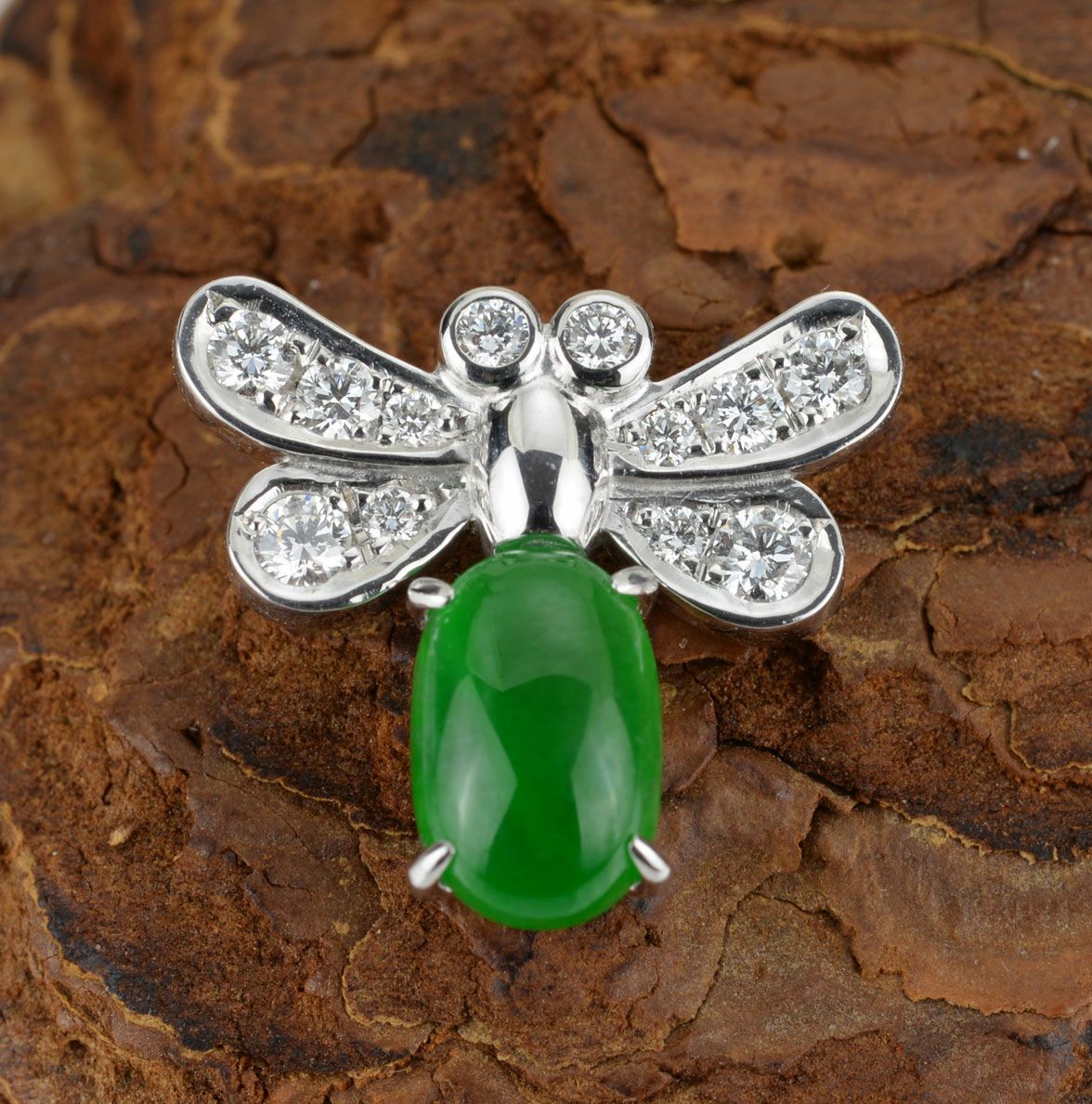 ひすい1.40ctホワイトゴールド蜂デザインブローチ0.34ctダイヤ付(中央