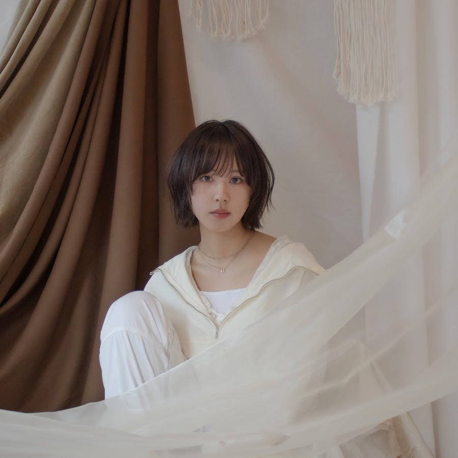 青いガーネット - YouTube