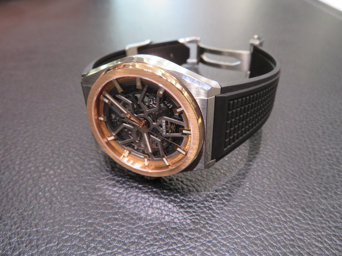 ラバーストラップは夏場だけじゃない？デファイクラシックのベルトを