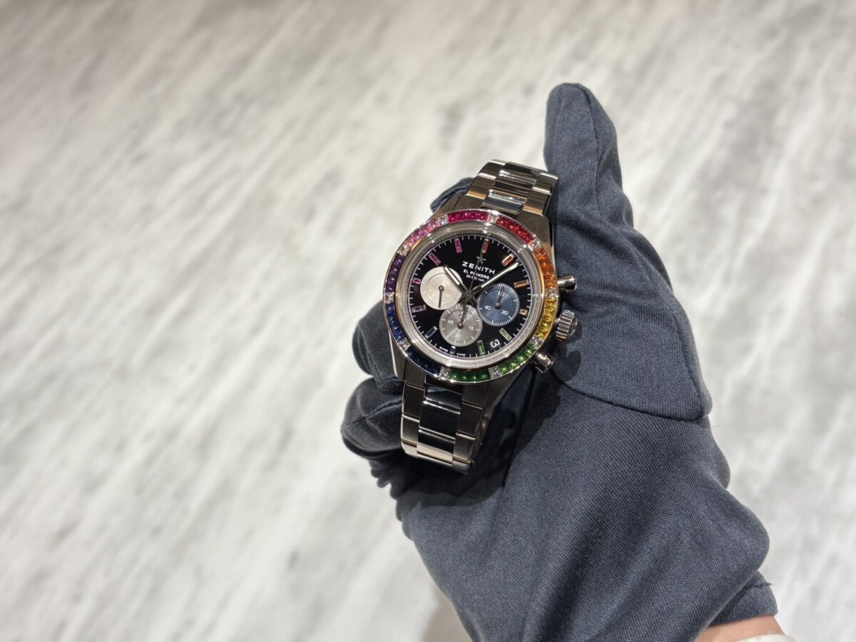 ゼニス】印象に残る虹色とさりげないホワイトゴールドのゴージャスな