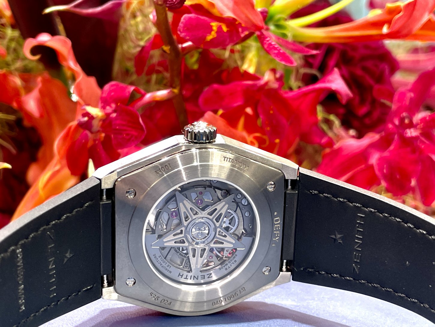 18Kローズゴールド×チタンの見事なコントラスト！『デファイ