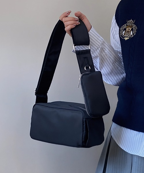 ショルダーバッグ バッグ ペットボトルが入るポーチ付きスクエア