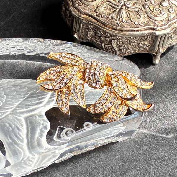 1960's USA ヴィンテージパヴェラインストーンのリボンブローチ