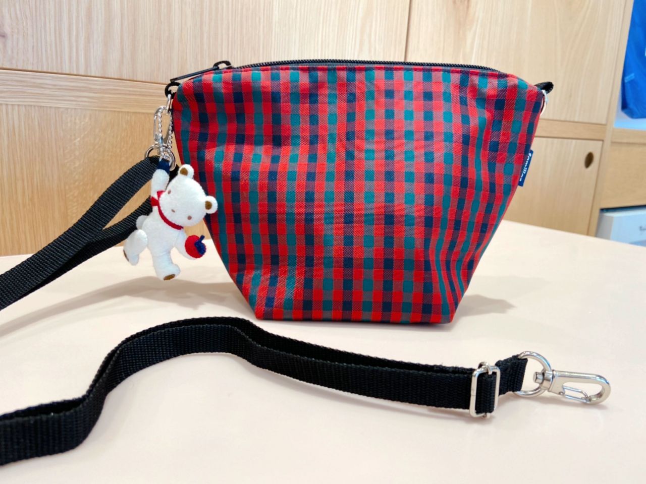 大人気！ ファミリアチェックのナイロンポシェット｜ファミリア代官山