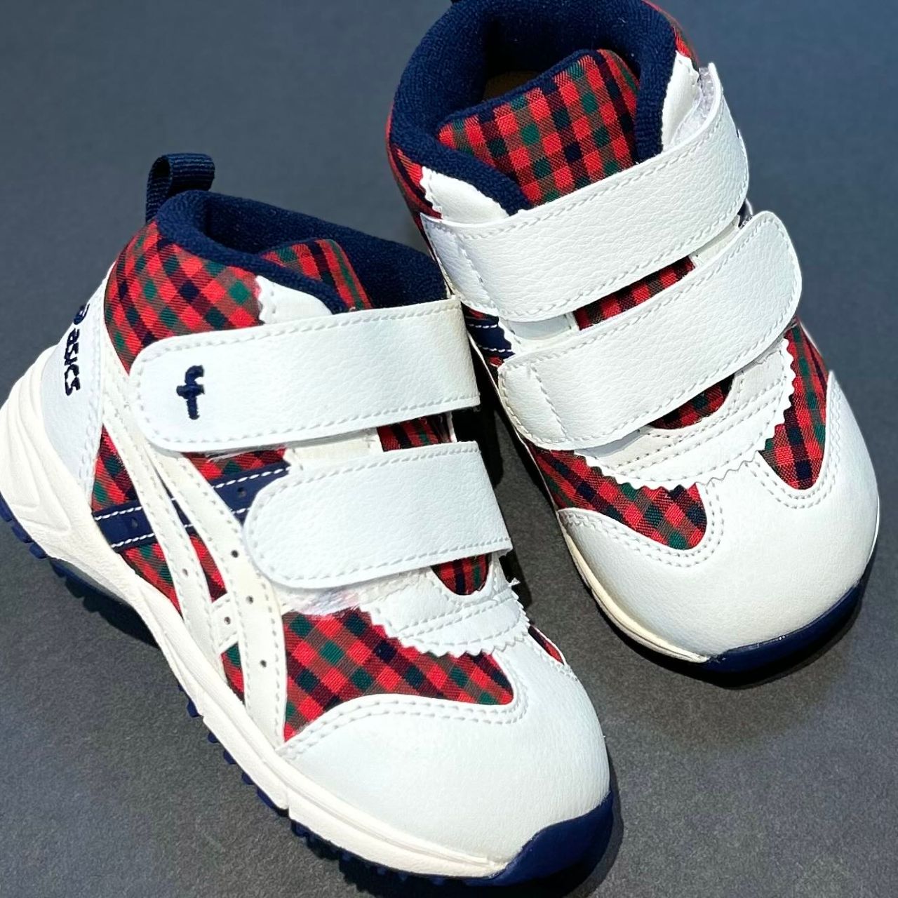 スニーカー《アシックス × familiar》足の成長に合わせた靴選び