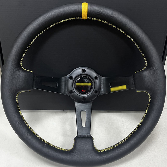 MOMO TYP D35 ブラックレザー三本スポークステアリング MOMO TYP D35