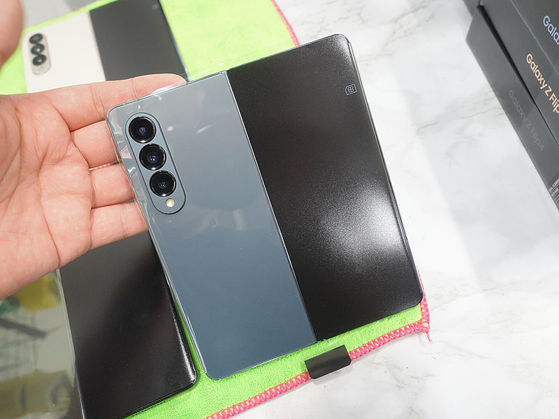 7.6型折りたたみスマホ「Galaxy Z Fold 4」が直輸入、512GBモデルは約