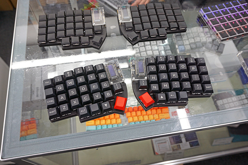 キースイッチを交換できる分離型キーボード自作キット「Lily58 Pro