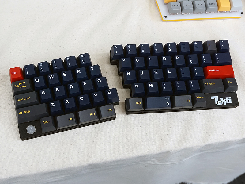 ハッピーな配列”の分離型キーボード自作キットにMXスイッチ版が登場