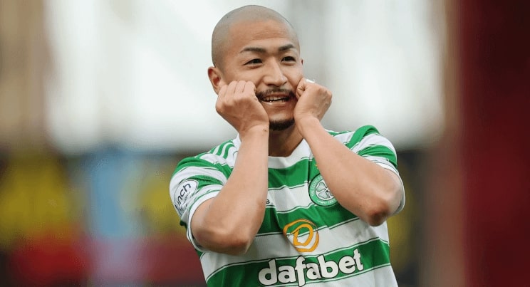 セルティック前田大然が優勝セレモニー後に娘と遊ぶ様子が話題に