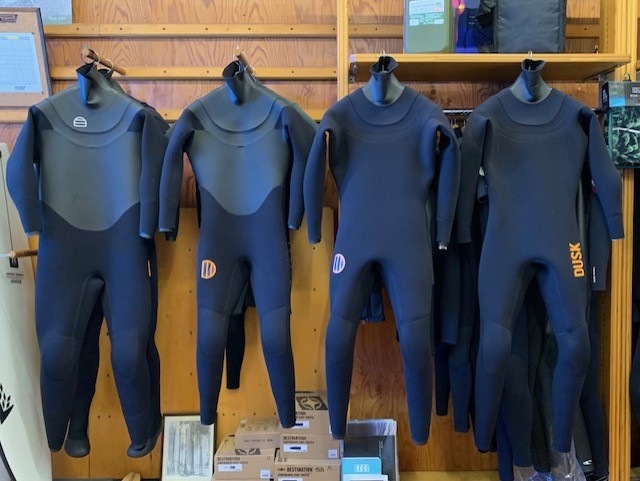 日曜日 と NEWモデル【EVO】Dusksuits | サーフィンスクール 千葉市