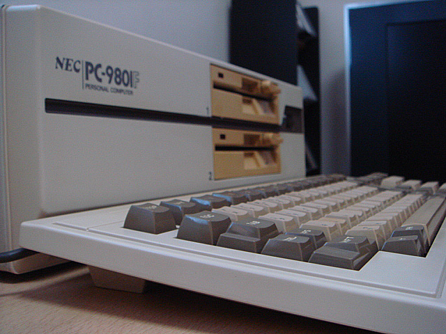 PC-9801F2(NEC) 1983年 定価398,000円 | 古いハードに囲まれて since2011