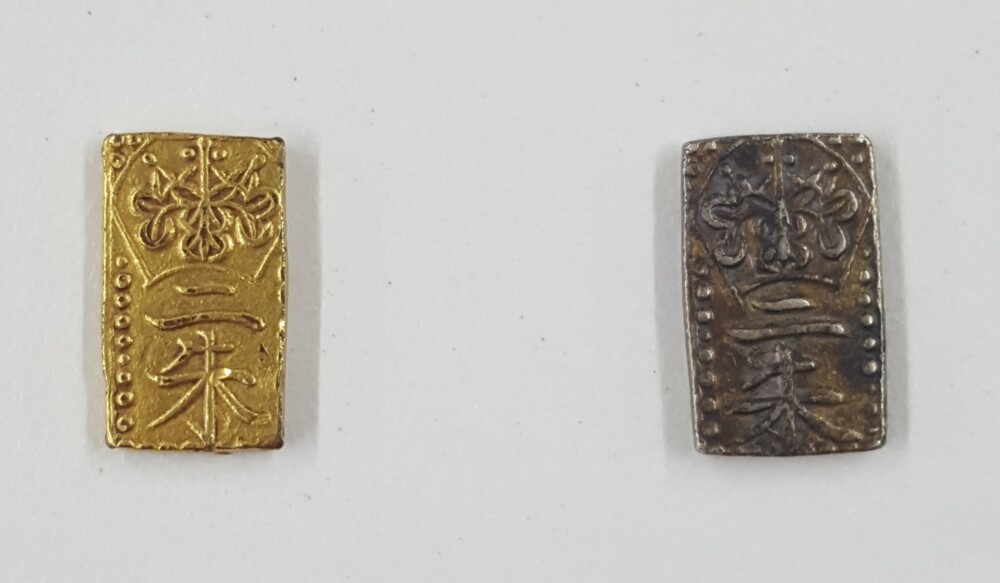 古銭鑑定にチャレンジ】天保二朱金の偽物を見分けてみよう！ | 古銭