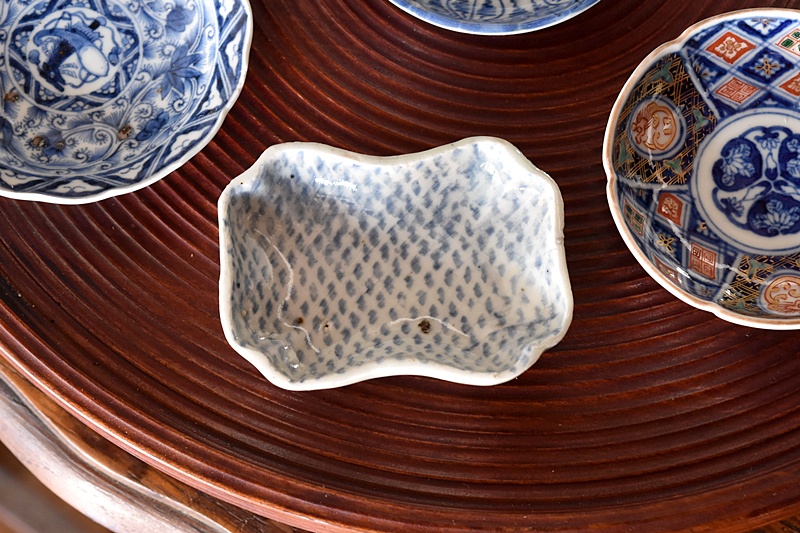 古伊万里 染付 江戸印判 小紋 糸巻き形 変形 豆皿 - 生活骨董と古布の