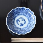 古伊万里 染付 微塵唐草 太明成化年製文 輪花型 六寸皿 - 生活骨董と