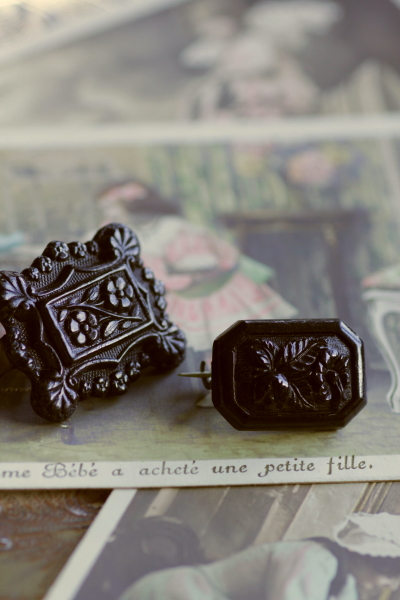 アンティークモーニングジュエリー ヴォルカナイト プレスドホーン