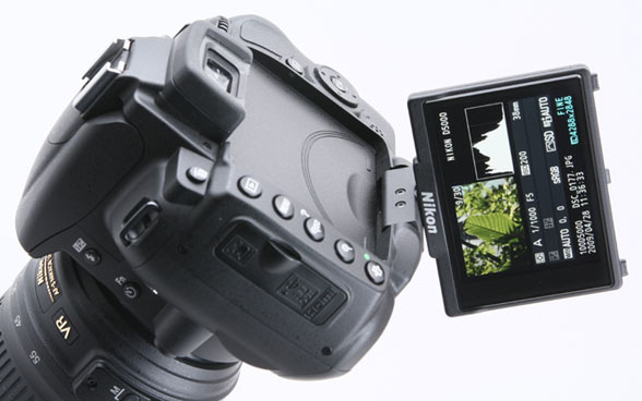 ASCII.jp：可変モニターは便利？ ニコン「D5000」は買いか!? (1/5)