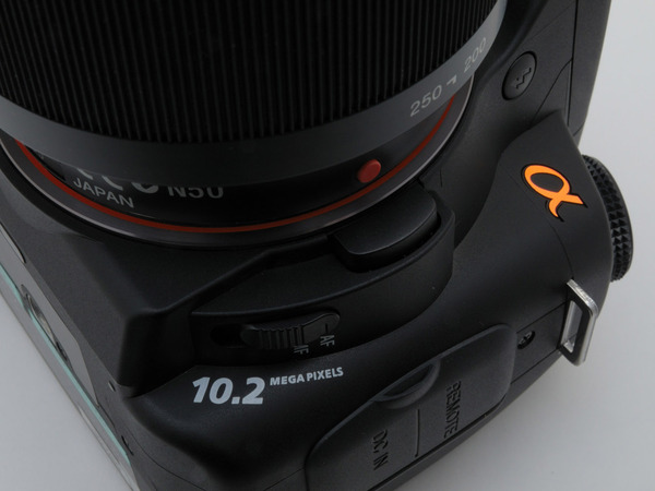 ASCII.jp：できのいい末っ子──写真で見るソニー「α200」 (1/4)