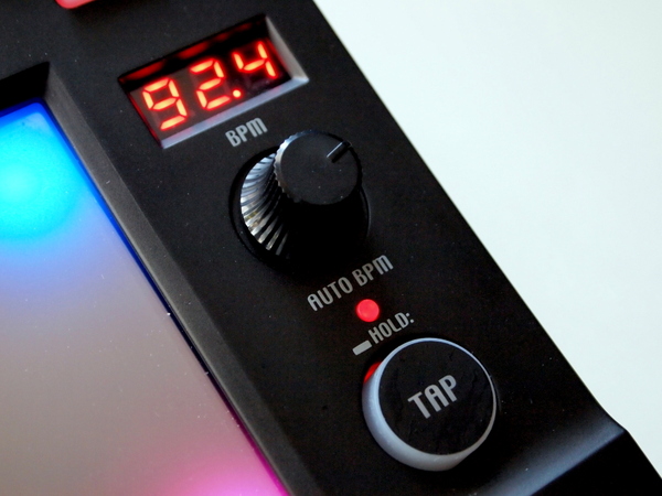 ASCII.jp：楽しさは音ゲー以上!? プロも遊べる「KAOSS PAD QUAD」 (1/4)