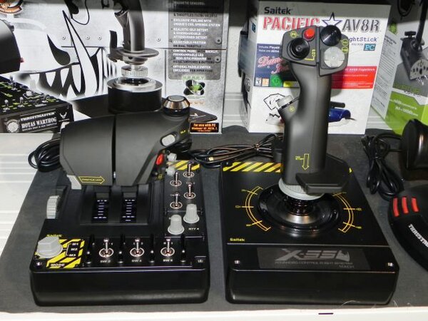 ASCII.jp：気分は戦闘機パイロット！ 本格フライトシムコンローラーが発売