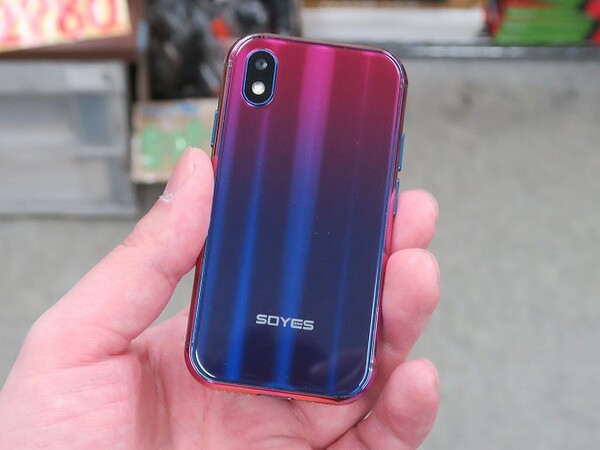 ASCII.jp：グラデーションカラーの3型（！）小型スマホが入荷